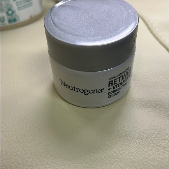 Neutrogena Retinol + Vitamin C Cream - Picture 1 of 1